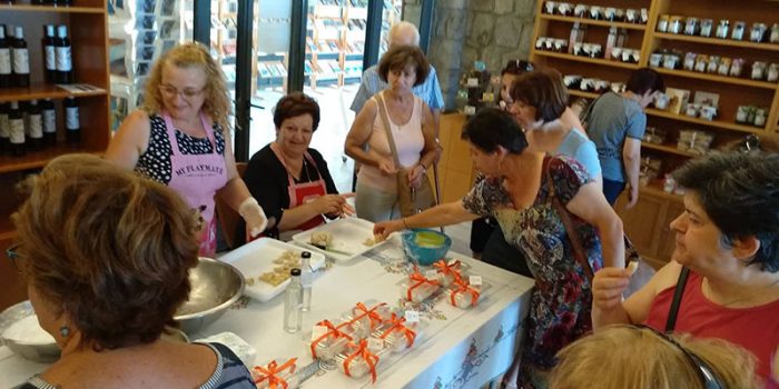 ΛΕΣΒΙΑΚΗ ΓΕΥΣΙΓΝΩΣΙΑ στο Μουσείο Φυσικής Ιστορίας Απολιθωμένου Δάσους Λέσβου</br>Εντυπωσίασαν οι δημιουργίες του  Συνεταιρισμού Γυναικών Σκαλοχωρίου